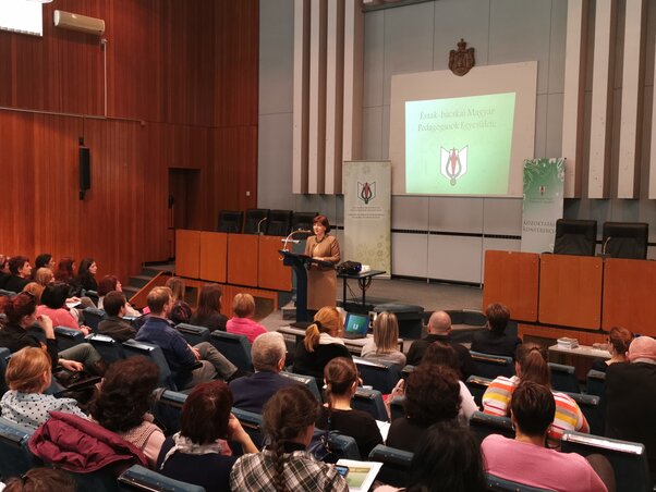 2007-ben szervezték meg első ízben a közoktatási konferenciát, hogy a vajdasági magyar pedagógusok saját anyanyelvükön jussanak új ismeretekhez