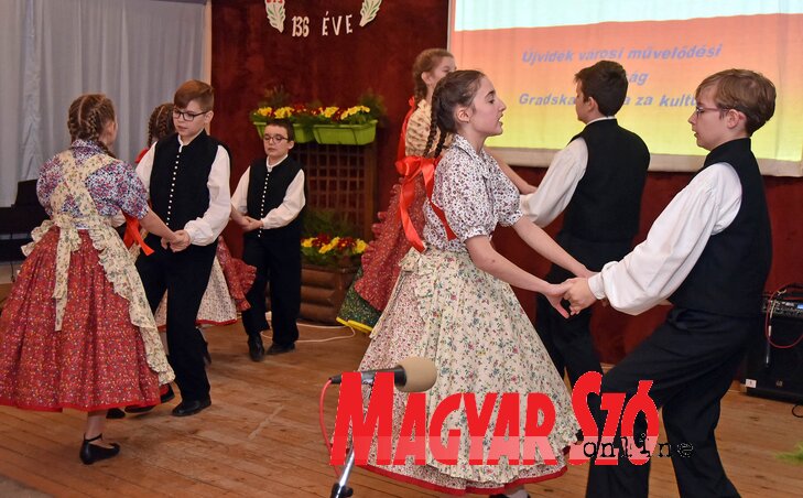 A helybeli művelődési egyesület kis néptáncosai (Ótos András felvétele)