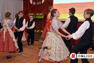 A helybeli művelődési egyesület kis néptáncosai (Ótos András felvétele)