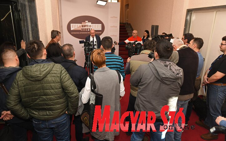 Újságírók gyűrűjében nyilatkozik a házelnök (Fotó: Ótos András) Újságírók gyűrűjében nyilatkozik a házelnök (Fotó: Ótos András)