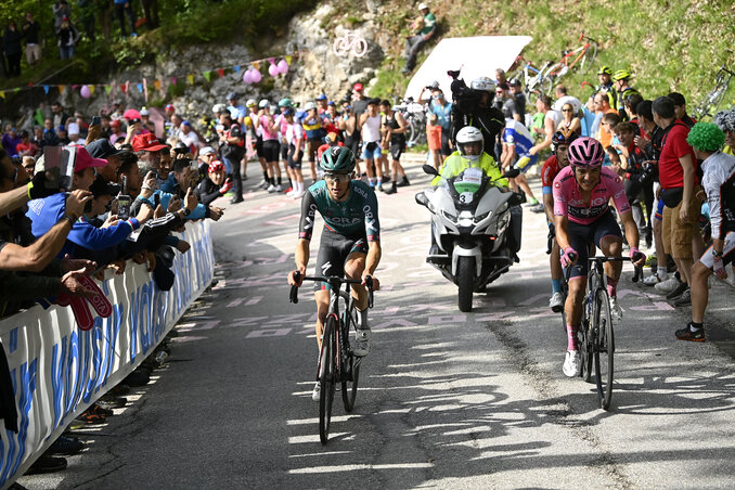 A tavalyi győztes Jai Hindley (balról) és az ekkor még rózsaszín trikós Richard Carapaz, valamint Mikel Landa küzdelme egy hegyi etapon (Fotó: Cycling Weekly/Getty Images)