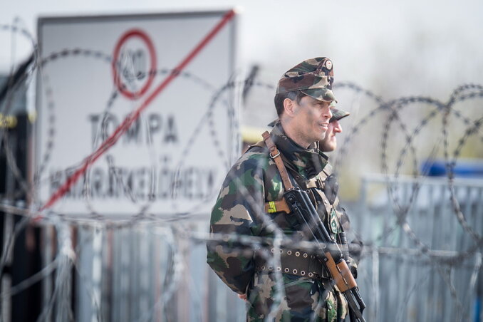 A magyar–szerb határnál járőröző katonák (Fotó: MTI) A magyar–szerb határnál járőröző katonák (Fotó: MTI)