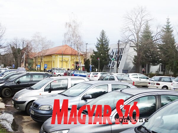 Hegyén-hátán a várakozó és parkoló autók az egészségház és az óvoda környékén (Góbor Béla felvétele) Hegyén-hátán a várakozó és parkoló autók az egészségház és az óvoda környékén (Góbor Béla felvétele)