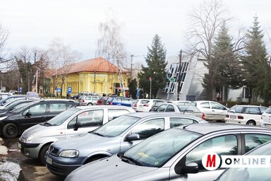 Hegyén-hátán a várakozó és parkoló autók az egészségház és az óvoda környékén (Góbor Béla felvétele)