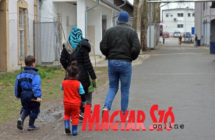 Továbbra is a határok megnyitásában reménykednek (Ótos András felvétele) Továbbra is a határok megnyitásában reménykednek (Ótos András felvétele)