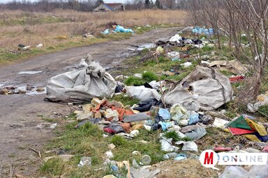 A lakosok egy része oda dobálja a szemetet, ahova gondolja (Fotó: Gergely Árpád)