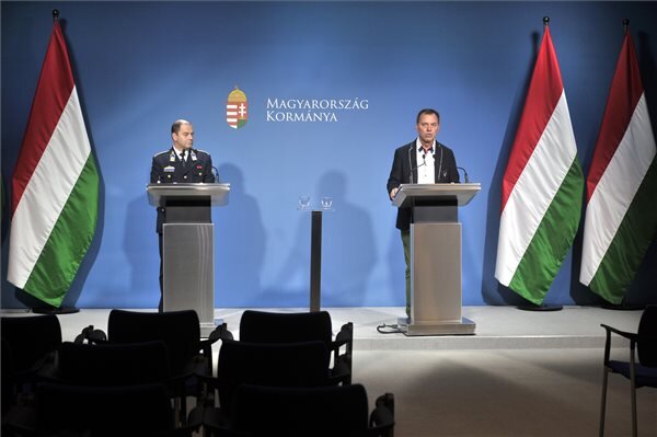 Lakatos Tibor, az operatív törzs ügyeleti központ vezetője és Szlávik János, a Dél-pesti Centrumkórház - Országos Hematológiai és Infektológiai Intézet osztályvezető főorvosa rendkívüli sajtótájékoztatót tart a Miniszterelnöki Kabinetirodában (Fotó: MTI) Lakatos Tibor, az operatív törzs ügyeleti központ vezetője és Szlávik János, a Dél-pesti Centrumkórház - Országos Hematológiai és Infektológiai Intézet osztályvezető főorvosa rendkívüli sajtótájékoztatót tart a Miniszterelnöki Kabinetirodában (Fotó: MTI)
