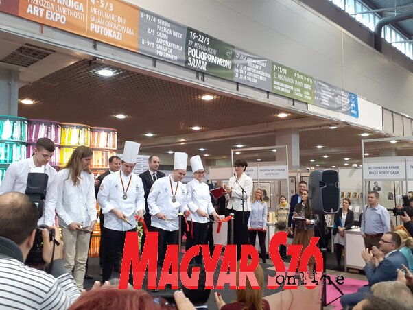 Tehetséges egyetemisták a megnyitón (Fotó: Fúró Dénes) Tehetséges egyetemisták a megnyitón (Fotó: Fúró Dénes)