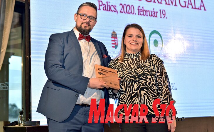 Kurfis Daniella átveszi a legszorgalmasabb mentoráltnak járó díjat Juhász Bálinttól, a Prosperitati Alapítvány ügyintézőjétől (Gergely Árpád felvétele) Kurfis Daniella átveszi a legszorgalmasabb mentoráltnak járó díjat Juhász Bálinttól, a Prosperitati Alapítvány ügyintézőjétől (Gergely Árpád felvétele)