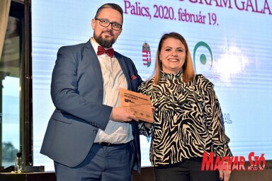 Kurfis Daniella átveszi a legszorgalmasabb mentoráltnak járó díjat Juhász Bálinttól, a Prosperitati Alapítvány ügyintézőjétől (Gergely Árpád felvétele)