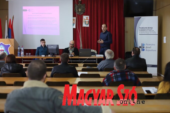 A fejlesztési alap munkatársai ismertetik kedvező hitelvonalaikat (Lakatos János felvétele)