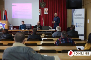 A fejlesztési alap munkatársai ismertetik kedvező hitelvonalaikat (Lakatos János felvétele)