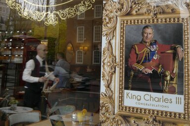 Az egyik londoni kávézóban kiragasztott poszter is jelzi, hogy küszöbön a koronázási ünnepség (Fotó: AP)