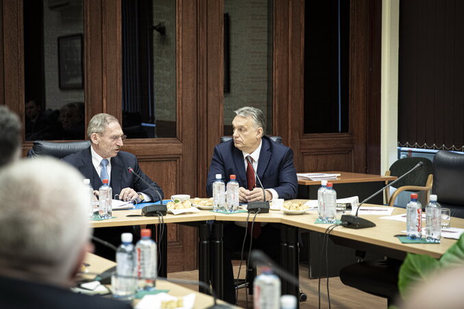 Orbán Viktor Pintér Sándor belügyminisztert, az operatív törzs vezetőjét hallgatja (Fotó: MTI)