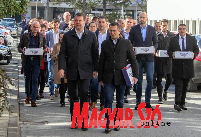 A haladók Az Aleksandar Vučić – gyermekeinkért elnevezésű listával útban a tartományi választási bizottsághoz (Fotó: Ótos András) A haladók Az Aleksandar Vučić – gyermekeinkért elnevezésű listával útban a tartományi választási bizottsághoz (Fotó: Ótos András)