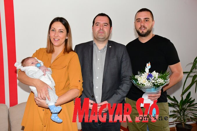 Mekićék kisfia az első fiúbaba a községben (Puskás Károly felvétele) Mekićék kisfia az első fiúbaba a községben (Puskás Károly felvétele)