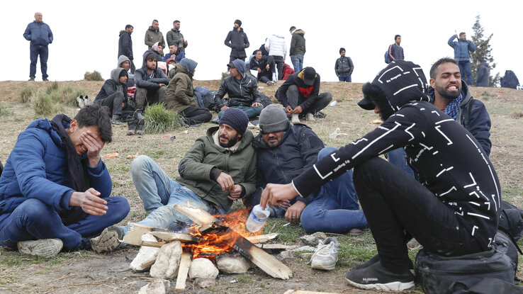 Menekültek csoportja melegszik Edirne közelében (Fotó: AP via Beta)