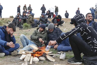 Menekültek csoportja melegszik Edirne közelében (Fotó: AP via Beta)