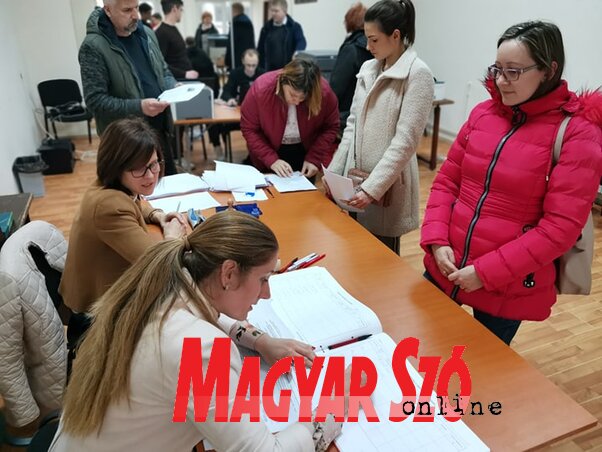 A támogató aláírásokat Szabadkán a VMSZ székházában gyűjtötték (Gergely Árpád felvétele)