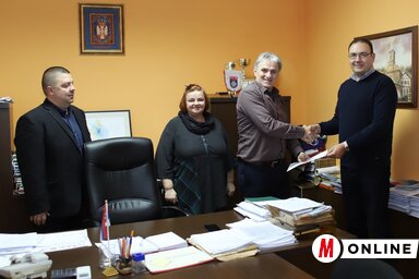 A Caritas és az önkormányzat képviselői az aláírt szerződéssel (Fotó: Lakatos János)