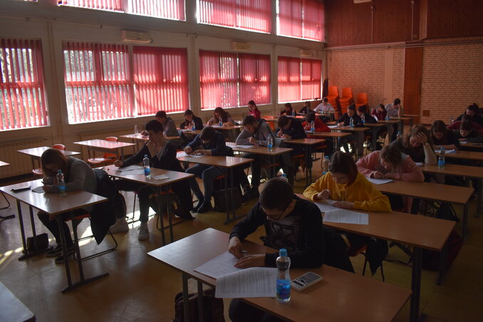 A diákok tesztfeladatot töltöttek ki a verseny során (Patyi Szilárd felvétele)