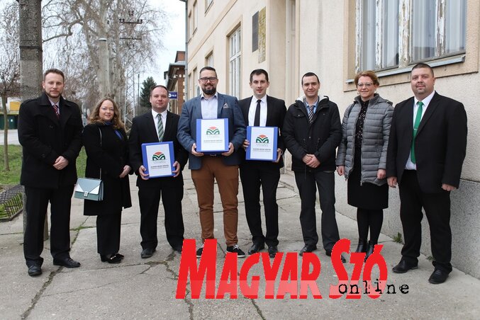 A VMSZ képviselői a támogatói aláírásokkal (Lakatos János felvétele)