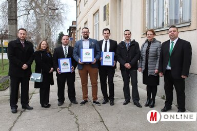 A VMSZ képviselői a támogatói aláírásokkal (Lakatos János felvétele)