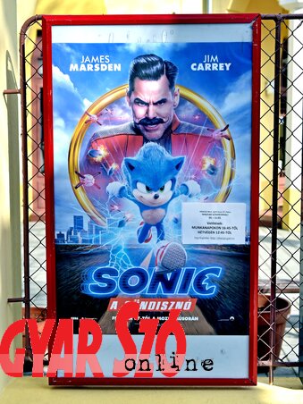 A Sonic, a sündisznó, magyar nyelvű plakátja az Abbáziában (Fotó: Gergely Árpád)