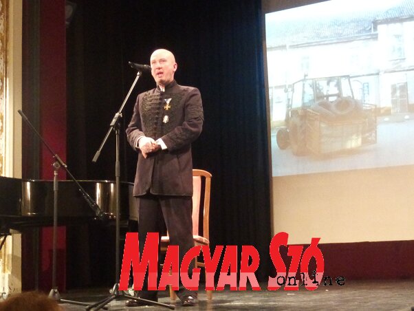 Link Lajos ismertette az emlékoszlop előkerült elemeinek a történetét is (Fehér Rózsa felvétele)