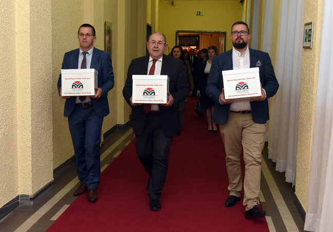 Érkeznek a támogató aláírásokat tartalmazó dobozok – A VMSZ tisztségviselői a tartományi parlamentben (Ótos András felvétele)