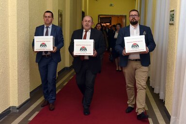 Érkeznek a támogató aláírásokat tartalmazó dobozok – A VMSZ tisztségviselői a tartományi parlamentben (Ótos András felvétele)