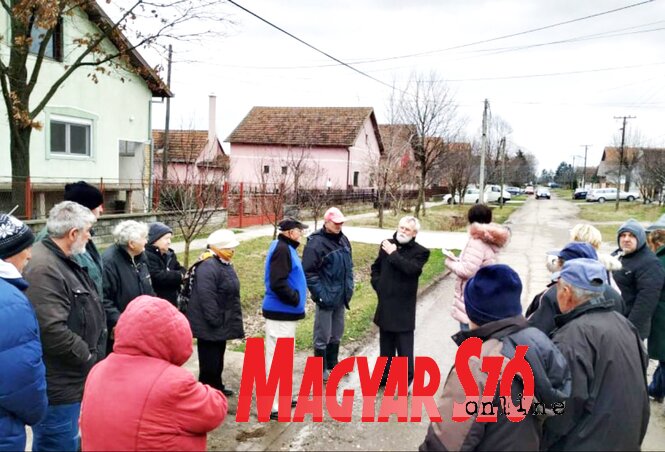 A temerini polgármester (középen) a Dózsa György utcában is elbeszélgetett az összesereglett polgárokkal, elpanaszolták nagyobb gondjaikat: Ezek a rossz állapotban levő utak, a kitisztítatlan, út menti vizesárok, az elszaporodott, illegális szemétlerakatok, a csatornahálózat hiánya, de kérték a játszótér felállítását is az utcában (Góbor Béla felvétele)