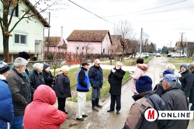 A temerini polgármester (középen) a Dózsa György utcában is elbeszélgetett az összesereglett polgárokkal, elpanaszolták nagyobb gondjaikat: Ezek a rossz állapotban levő utak, a kitisztítatlan, út menti vizesárok, az elszaporodott, illegális szemétlerakatok, a csatornahálózat hiánya, de kérték a játszótér felállítását is az utcában (Góbor Béla felvétele)