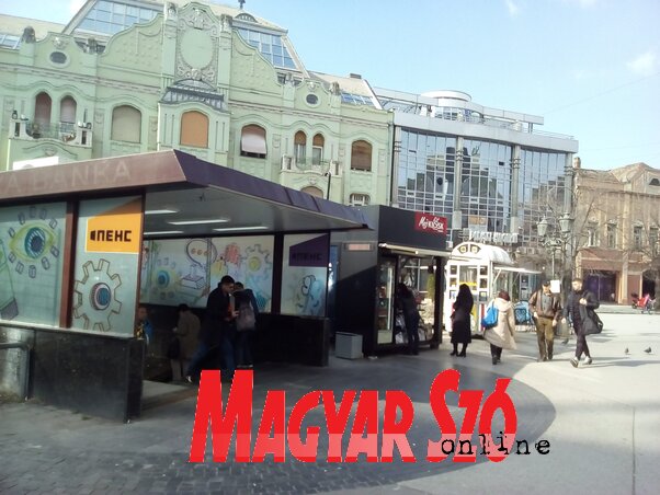 A városközpontban lévő aluljáróban már hónapok óta nem üzemel a mozgólépcső, az önkormányzat ígérete szerint ez hamarosan megoldódik. A mozgólépcsőt „felbontották”, tegnap is mesteremberek ültek benn, és javítottak rajtuk valamit (Szeli Balázs felvétele)