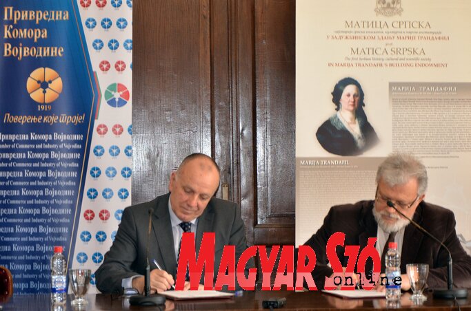 Boško Vučurević és dr. Dragan Stanić aláírja a támogatói szerződést (Fotó: Dávid Csilla)