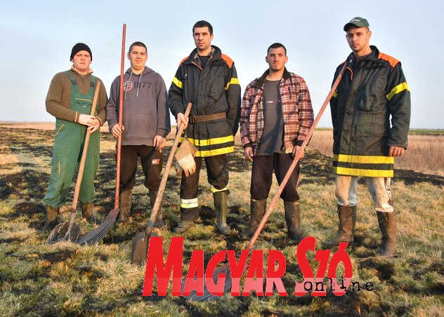 Fejős Ferenc, Ivánkovity Márkosz, György Roland, Kávai Alex és Dudás István a sikeres oltás után (Gergely József felvétele) Fejős Ferenc, Ivánkovity Márkosz, György Roland, Kávai Alex és Dudás István a sikeres oltás után (Gergely József felvétele)
