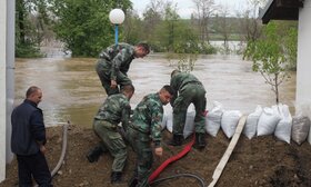 Doljevacban a hadsereg is megpróbál segíteni a bajba jutottakon