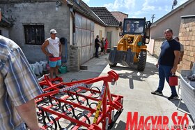 Átadtuk a Magvető főnyereményét a bácsfeketehegyi Harangozó családnak (Ótos András felvétele)