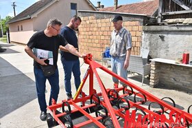 Átadtuk a Magvető főnyereményét a bácsfeketehegyi Harangozó családnak (Ótos András felvétele)