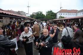 Éjjeli bazár az újvidéki Halpiacon (Dávid Csilla felvétele)