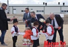 Új sertésfarm nyílt Doroszló mellett (Ótos András felvétele)