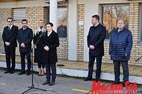 Aleksandar Živkov kalauzolja a vendégeket az új termelési részlegben
