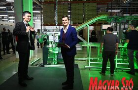 Aleksandar Živkov kalauzolja a vendégeket az új termelési részlegben