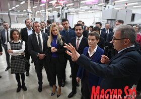 Aleksandar Živkov kalauzolja a vendégeket az új termelési részlegben