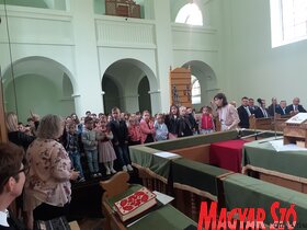 A pacséri református templomban anyák napi ünnepi istentiszteletet, és a kisújszállási kirajzás 237. évfordulójára kopjafa-koszorúzást tartottak (Kazinczy Paszterkó Diana felvétele)