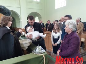 A pacséri református templomban anyák napi ünnepi istentiszteletet, és a kisújszállási kirajzás 237. évfordulójára kopjafa-koszorúzást tartottak (Kazinczy Paszterkó Diana felvétele)