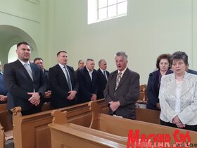 A pacséri református templomban anyák napi ünnepi istentiszteletet, és a kisújszállási kirajzás 237. évfordulójára kopjafa-koszorúzást tartottak (Kazinczy Paszterkó Diana felvétele)