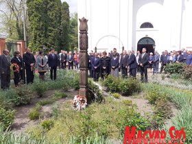 A pacséri református templomban anyák napi ünnepi istentiszteletet, és a kisújszállási kirajzás 237. évfordulójára kopjafa-koszorúzást tartottak (Kazinczy Paszterkó Diana felvétele)