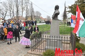 Ünnepélyes istentisztelet és koszorúzás Magyarittabén (Ótos András felvétele)