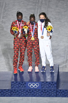 Toki�, 2021. augusztus 8.
Az ez�st�rmes kenyai Brigid Kosgei, arany�rmes honfit�rsa, Peres Jepchirchir �s a bronz�rmes amerikai Molly Seidel (b-j) a vil�gm�ret� koronav�rus-j�rv�ny miatt 2021-re halasztott 2020-as toki�i ny�ri olimpia n�i maratonfut�s�na